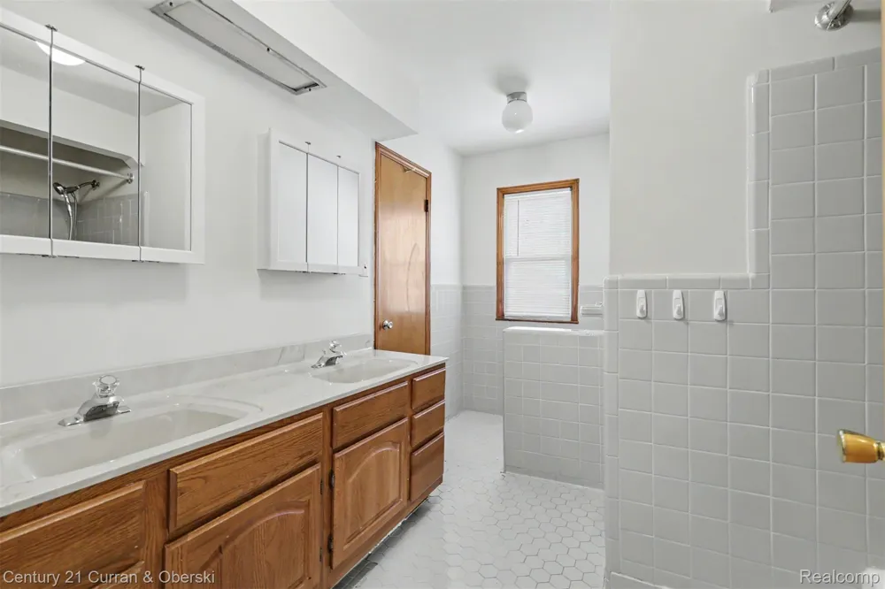 8949 Fox Avenue Allen Park City, MI 48101