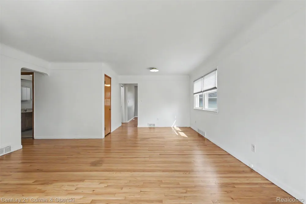 8949 Fox Avenue Allen Park City, MI 48101
