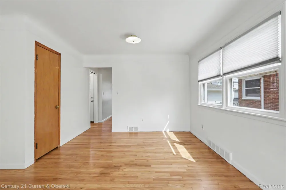 8949 Fox Avenue Allen Park City, MI 48101