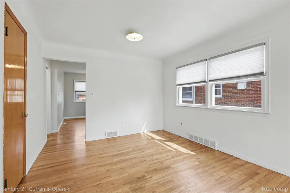 8949 Fox Avenue Allen Park City, MI 48101