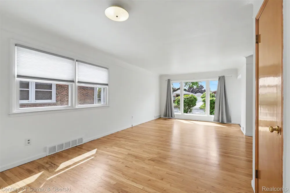 8949 Fox Avenue Allen Park City, MI 48101