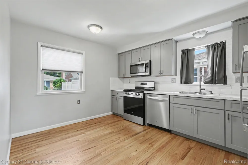 8949 Fox Avenue Allen Park City, MI 48101