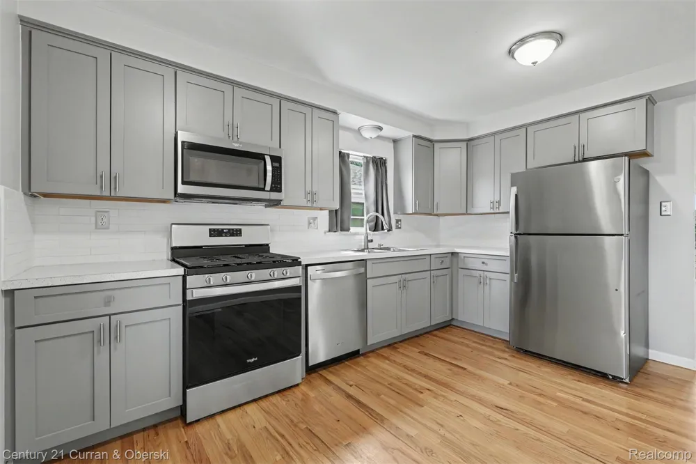 8949 Fox Avenue Allen Park City, MI 48101