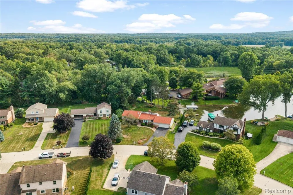 4337 Ravinewood Drive Commerce Charter Township, MI 48382