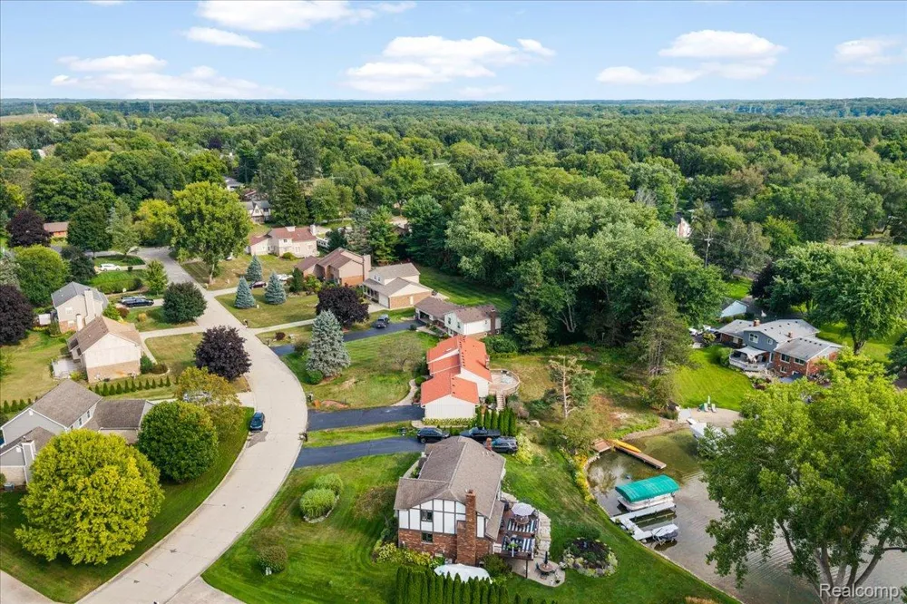 4337 Ravinewood Drive Commerce Charter Township, MI 48382