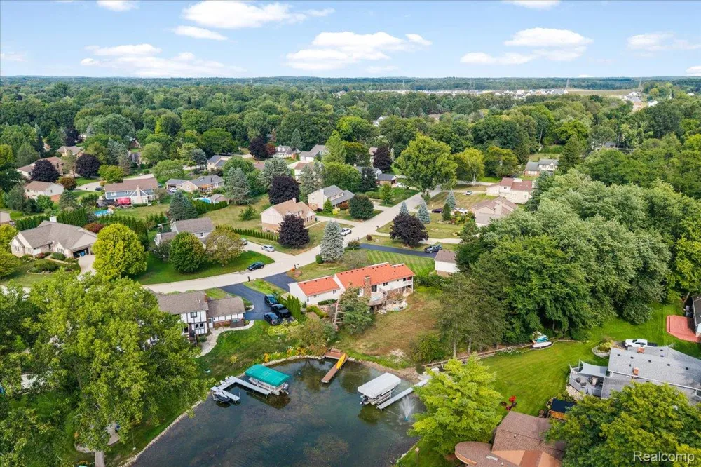 4337 Ravinewood Drive Commerce Charter Township, MI 48382