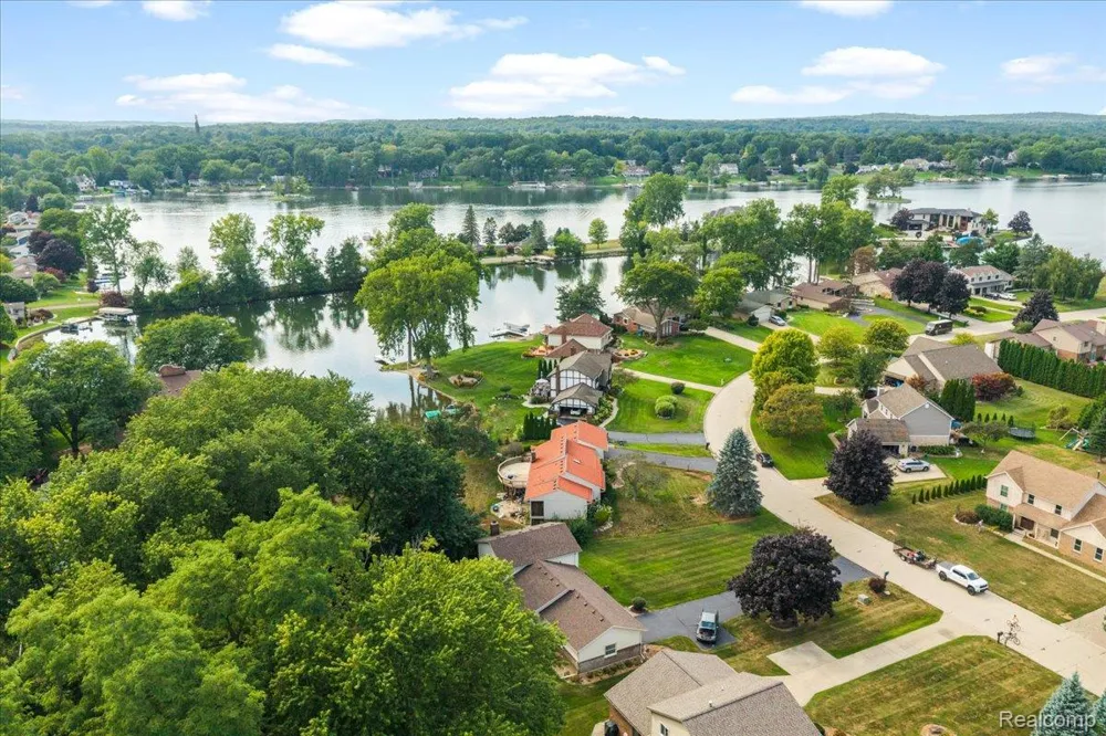 4337 Ravinewood Drive Commerce Charter Township, MI 48382