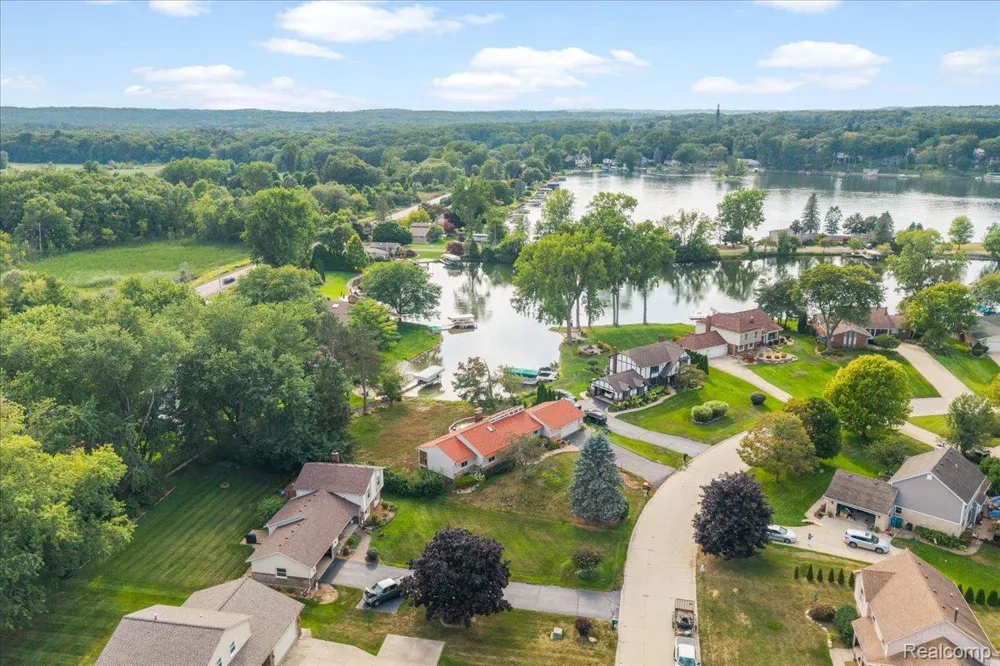 4337 Ravinewood Drive Commerce Charter Township, MI 48382