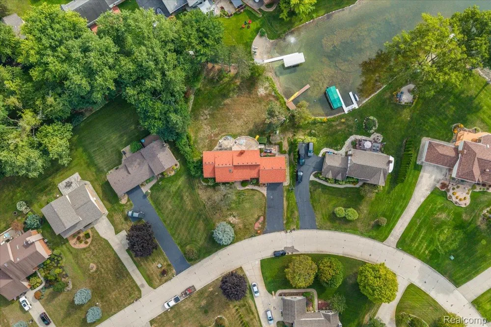 4337 Ravinewood Drive Commerce Charter Township, MI 48382