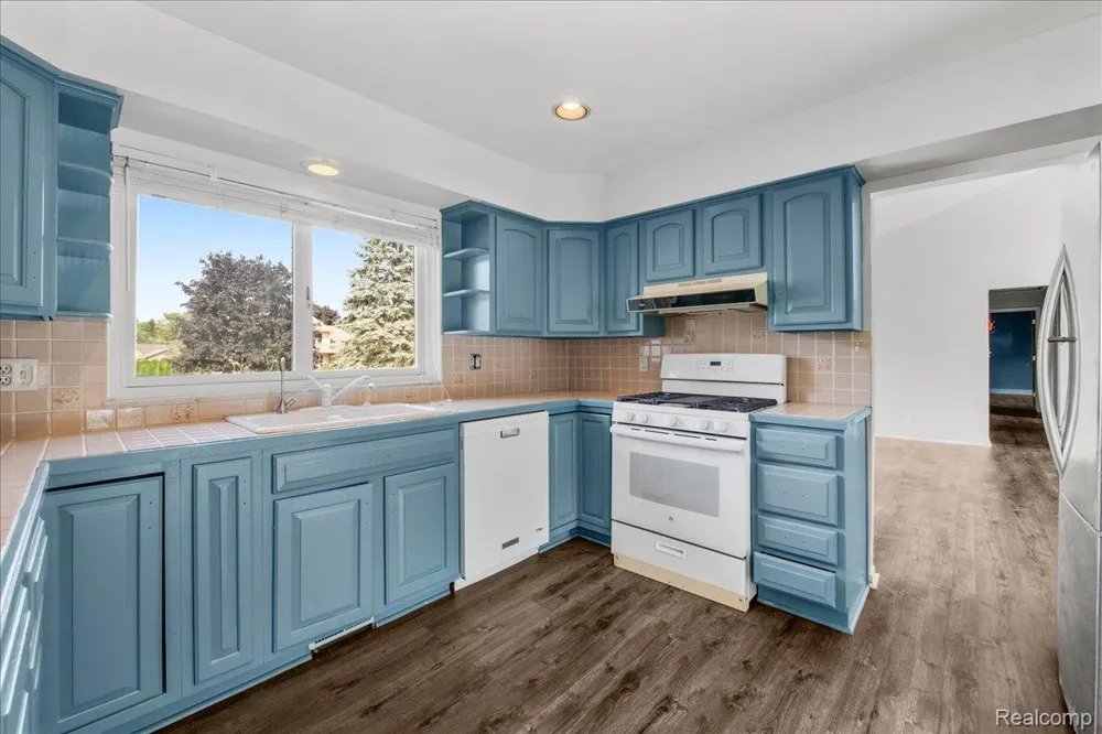 4337 Ravinewood Drive Commerce Charter Township, MI 48382