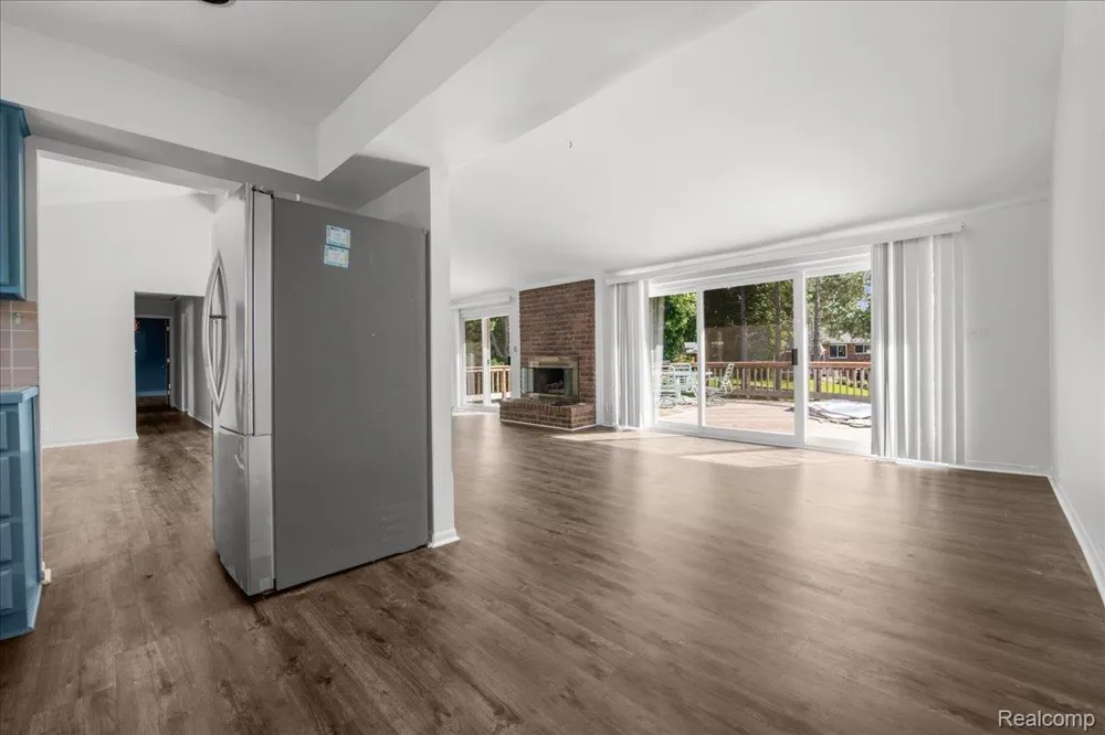4337 Ravinewood Drive Commerce Charter Township, MI 48382