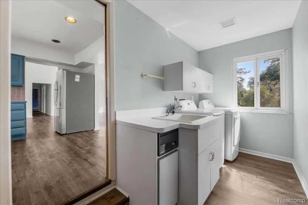 4337 Ravinewood Drive Commerce Charter Township, MI 48382
