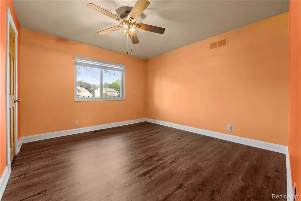 4337 Ravinewood Drive Commerce Charter Township, MI 48382