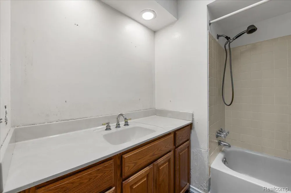 4337 Ravinewood Drive Commerce Charter Township, MI 48382