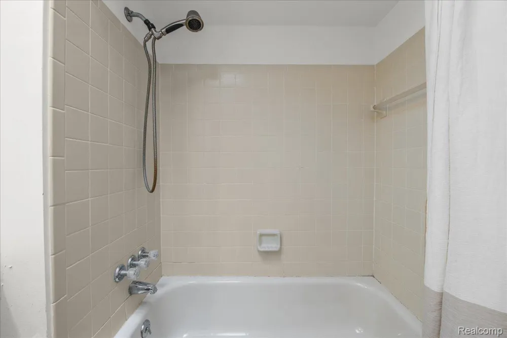 4337 Ravinewood Drive Commerce Charter Township, MI 48382