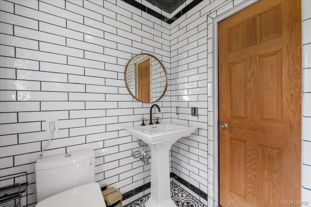 4337 Ravinewood Drive Commerce Charter Township, MI 48382