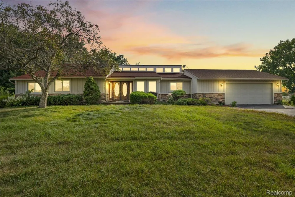 4337 Ravinewood Drive Commerce Charter Township, MI 48382
