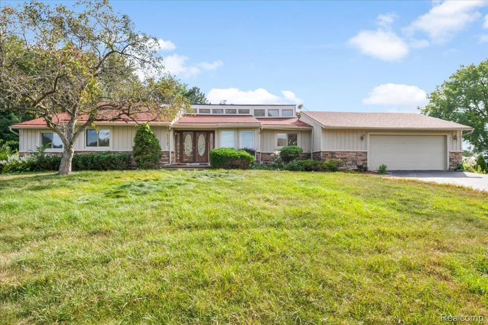 4337 Ravinewood Drive Commerce Charter Township, MI 48382