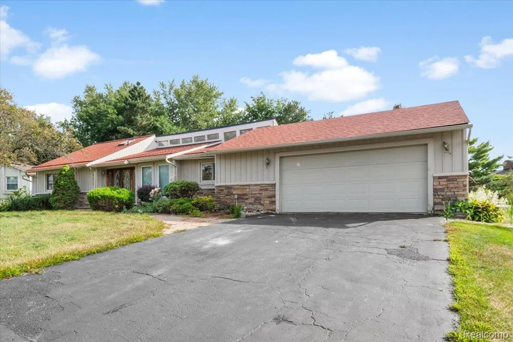 4337 Ravinewood Drive Commerce Charter Township, MI 48382