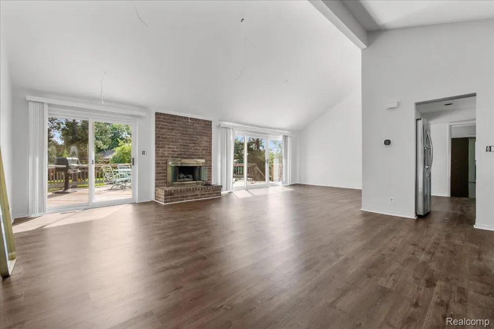 4337 Ravinewood Drive Commerce Charter Township, MI 48382