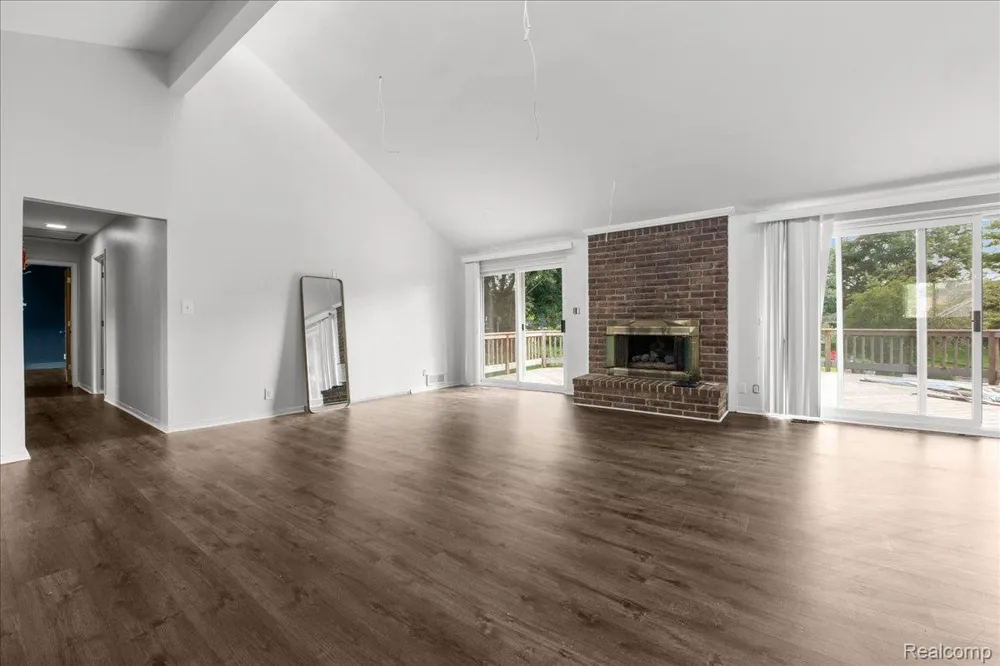 4337 Ravinewood Drive Commerce Charter Township, MI 48382