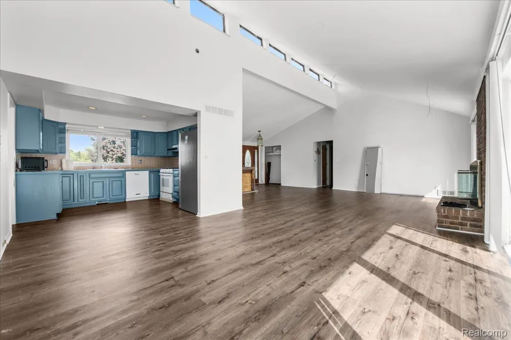 4337 Ravinewood Drive Commerce Charter Township, MI 48382
