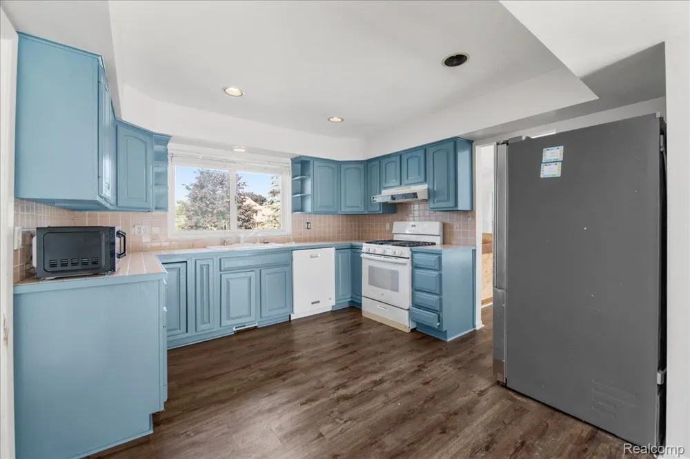 4337 Ravinewood Drive Commerce Charter Township, MI 48382