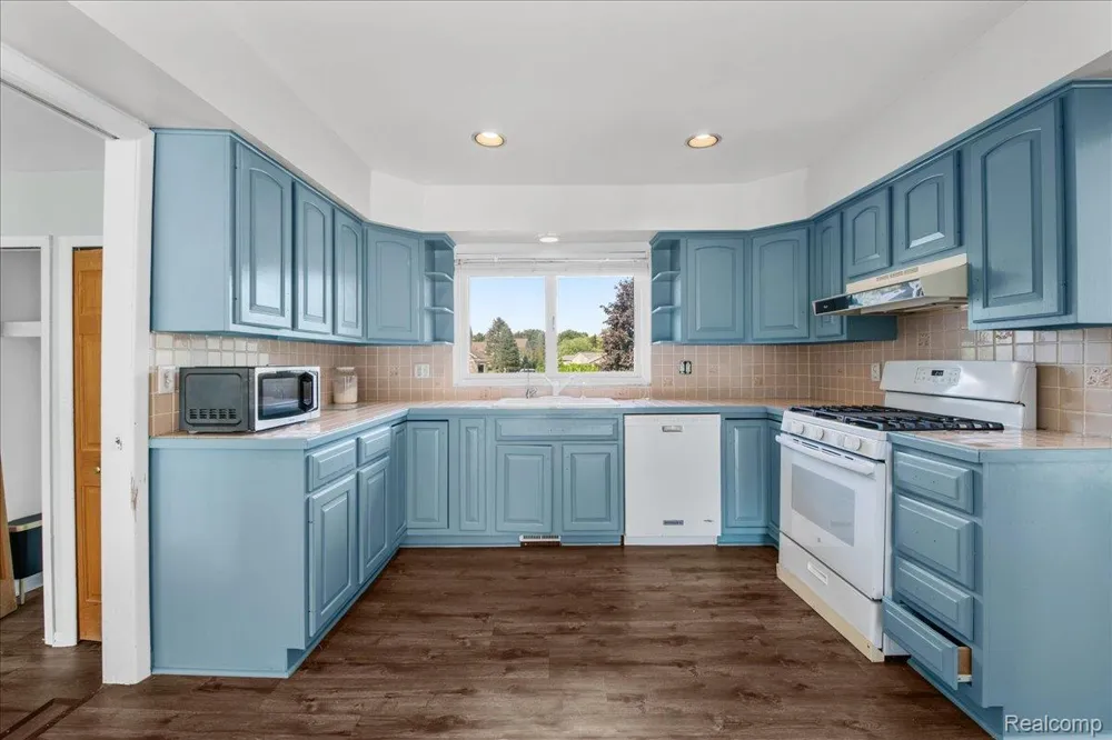 4337 Ravinewood Drive Commerce Charter Township, MI 48382