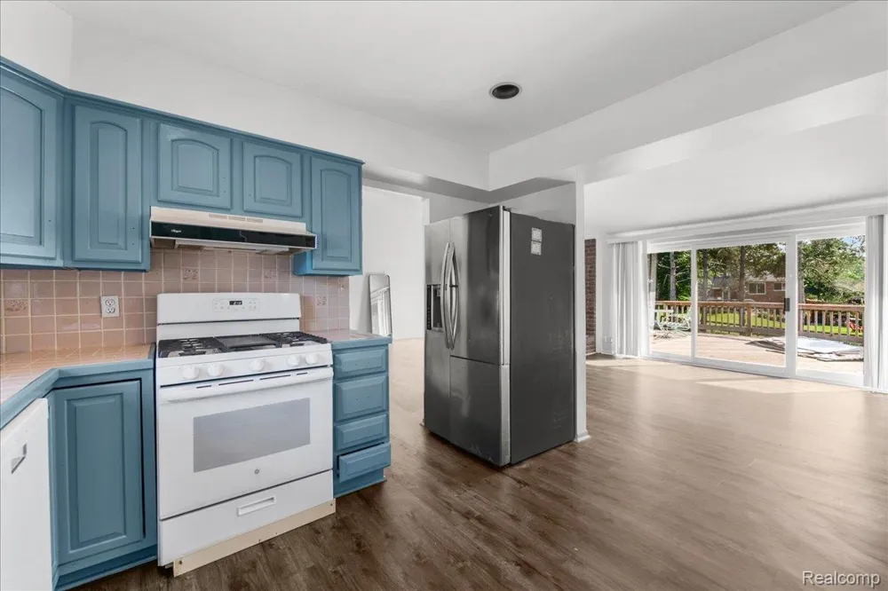 4337 Ravinewood Drive Commerce Charter Township, MI 48382