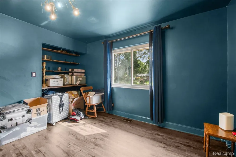 4337 Ravinewood Drive Commerce Charter Township, MI 48382