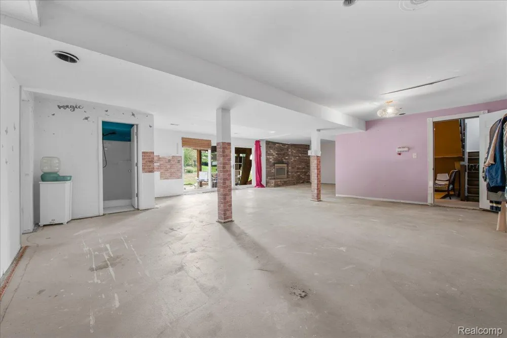 4337 Ravinewood Drive Commerce Charter Township, MI 48382