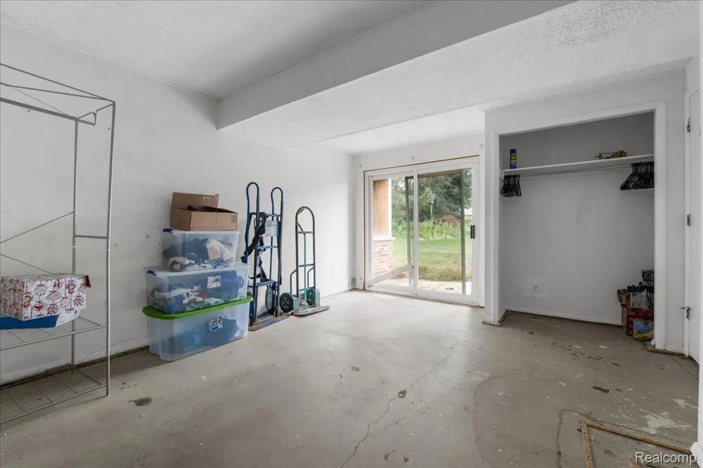 4337 Ravinewood Drive Commerce Charter Township, MI 48382