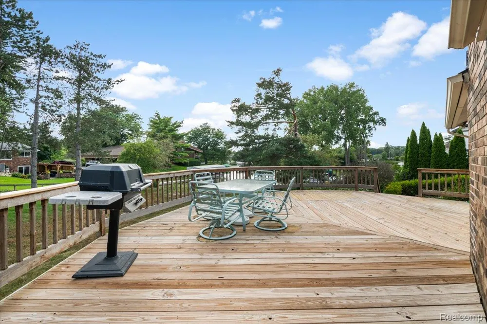 4337 Ravinewood Drive Commerce Charter Township, MI 48382