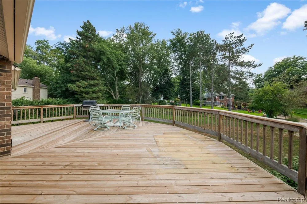 4337 Ravinewood Drive Commerce Charter Township, MI 48382