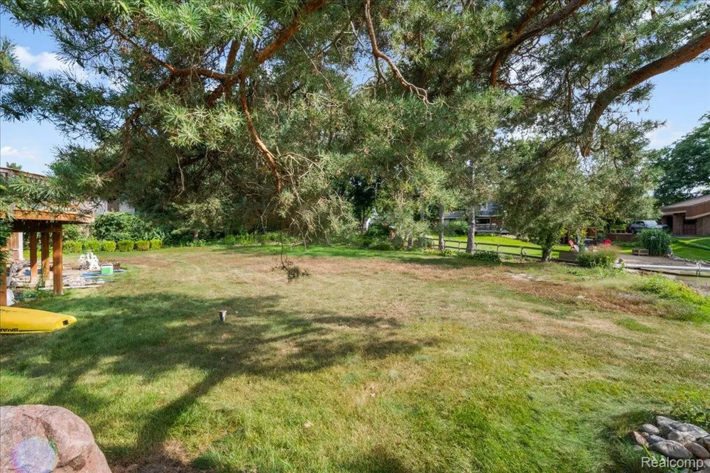 4337 Ravinewood Drive Commerce Charter Township, MI 48382