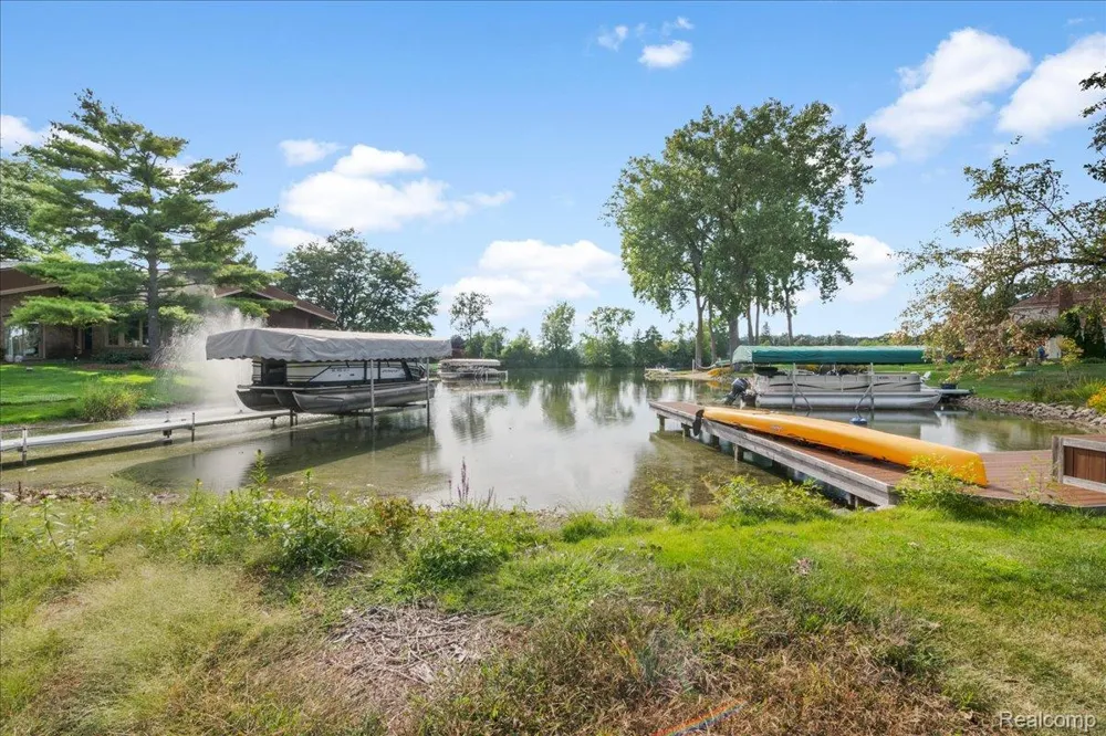 4337 Ravinewood Drive Commerce Charter Township, MI 48382