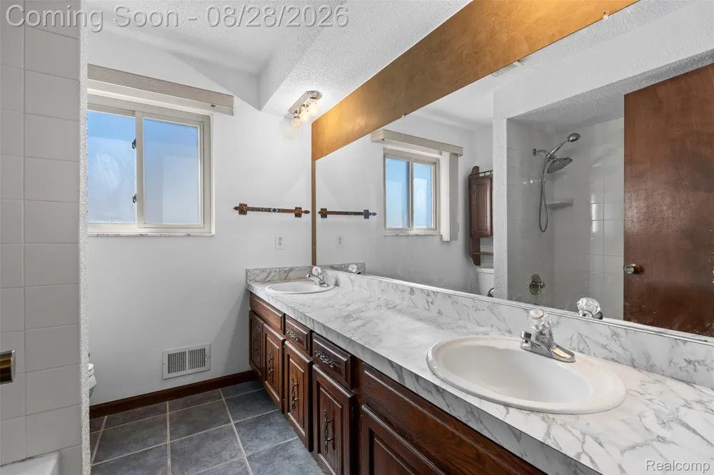 38653 Levisham Drive Clinton Charter Township, MI 48038