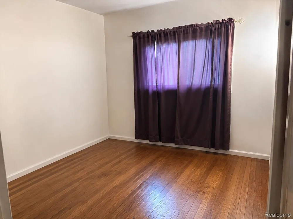 264 Helen Street Inkster City, MI 48141