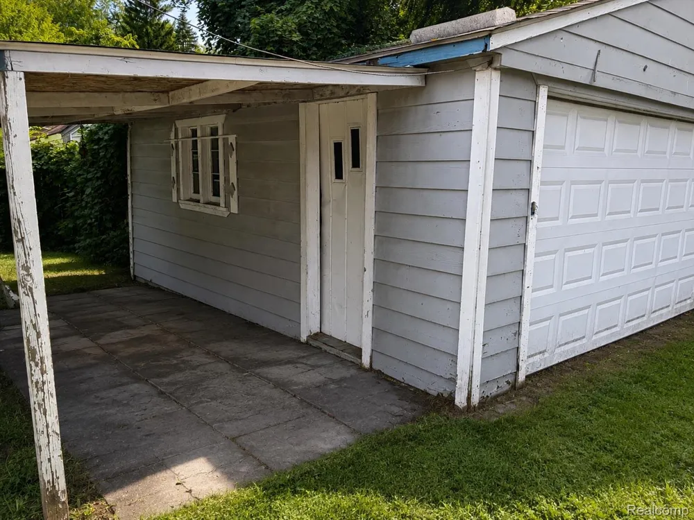 264 Helen Street Inkster City, MI 48141