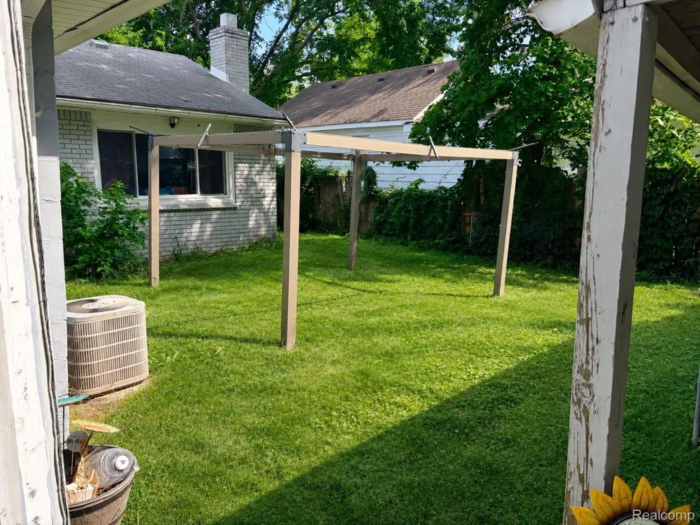 264 Helen Street Inkster City, MI 48141