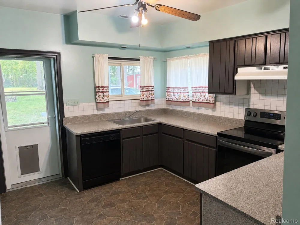 264 Helen Street Inkster City, MI 48141