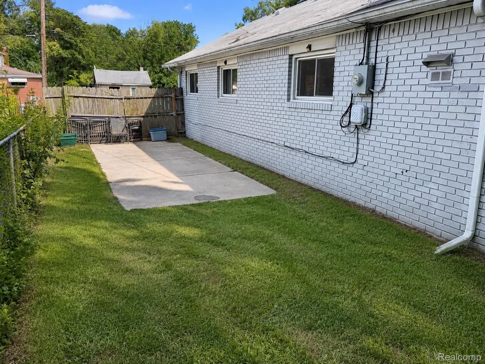 264 Helen Street Inkster City, MI 48141