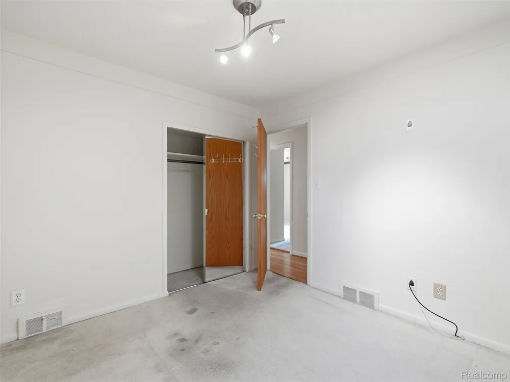 2806 Oliver Road Royal Oak City, MI 48073