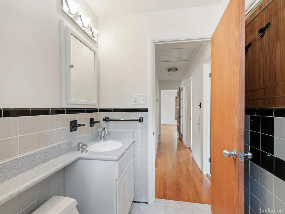 2806 Oliver Road Royal Oak City, MI 48073