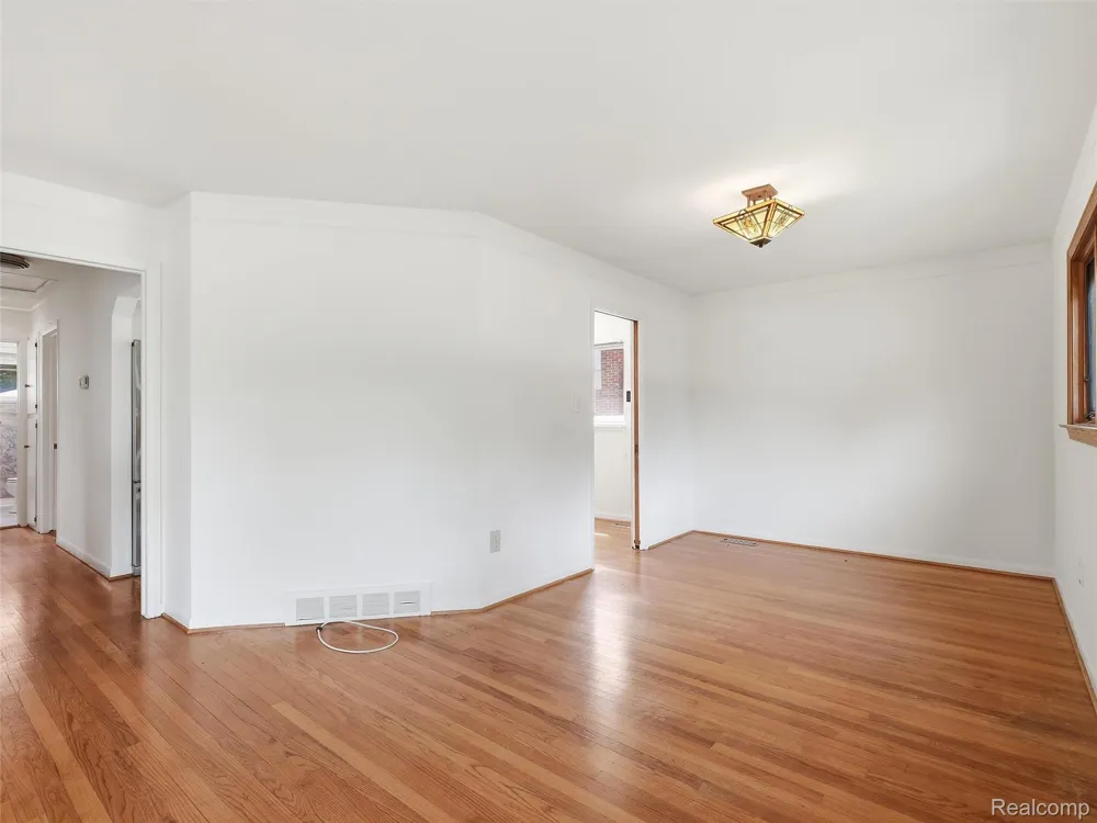 2806 Oliver Road Royal Oak City, MI 48073