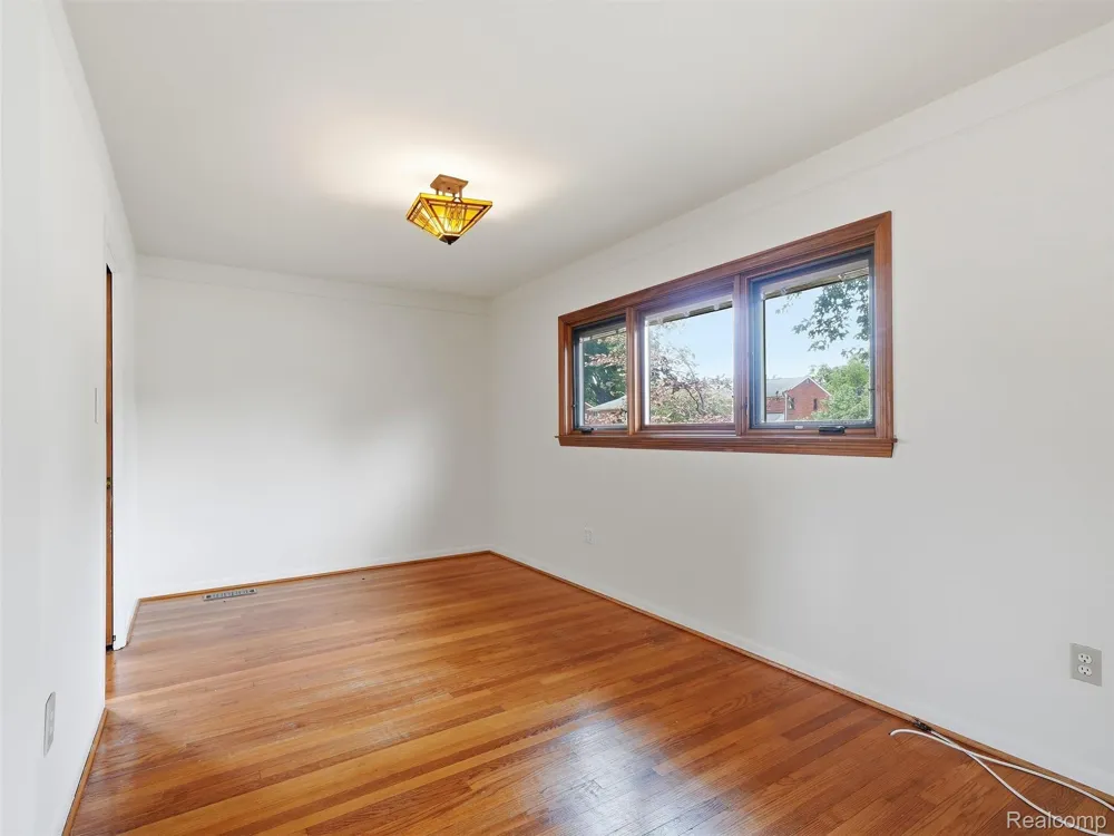 2806 Oliver Road Royal Oak City, MI 48073