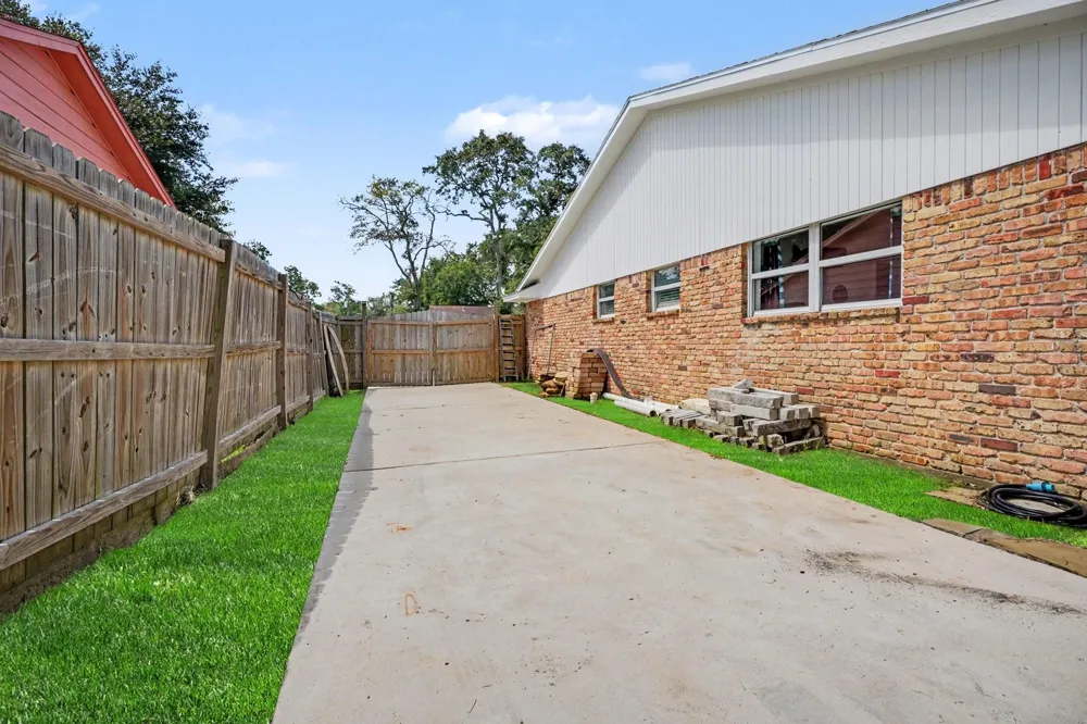 5003 Meadow Lark Lane Dickinson, TX 77539
