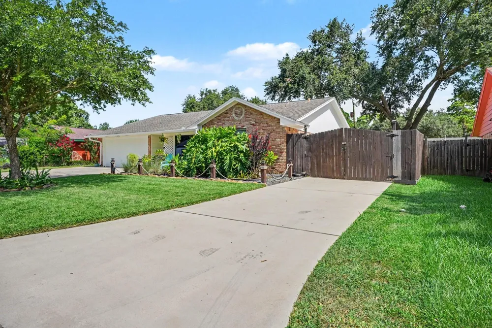 5003 Meadow Lark Lane Dickinson, TX 77539