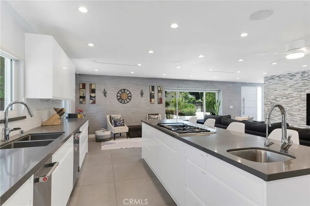23051 Burbank Boulevard Woodland Hills, CA 91367