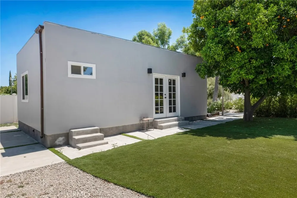 23051 Burbank Boulevard Woodland Hills, CA 91367